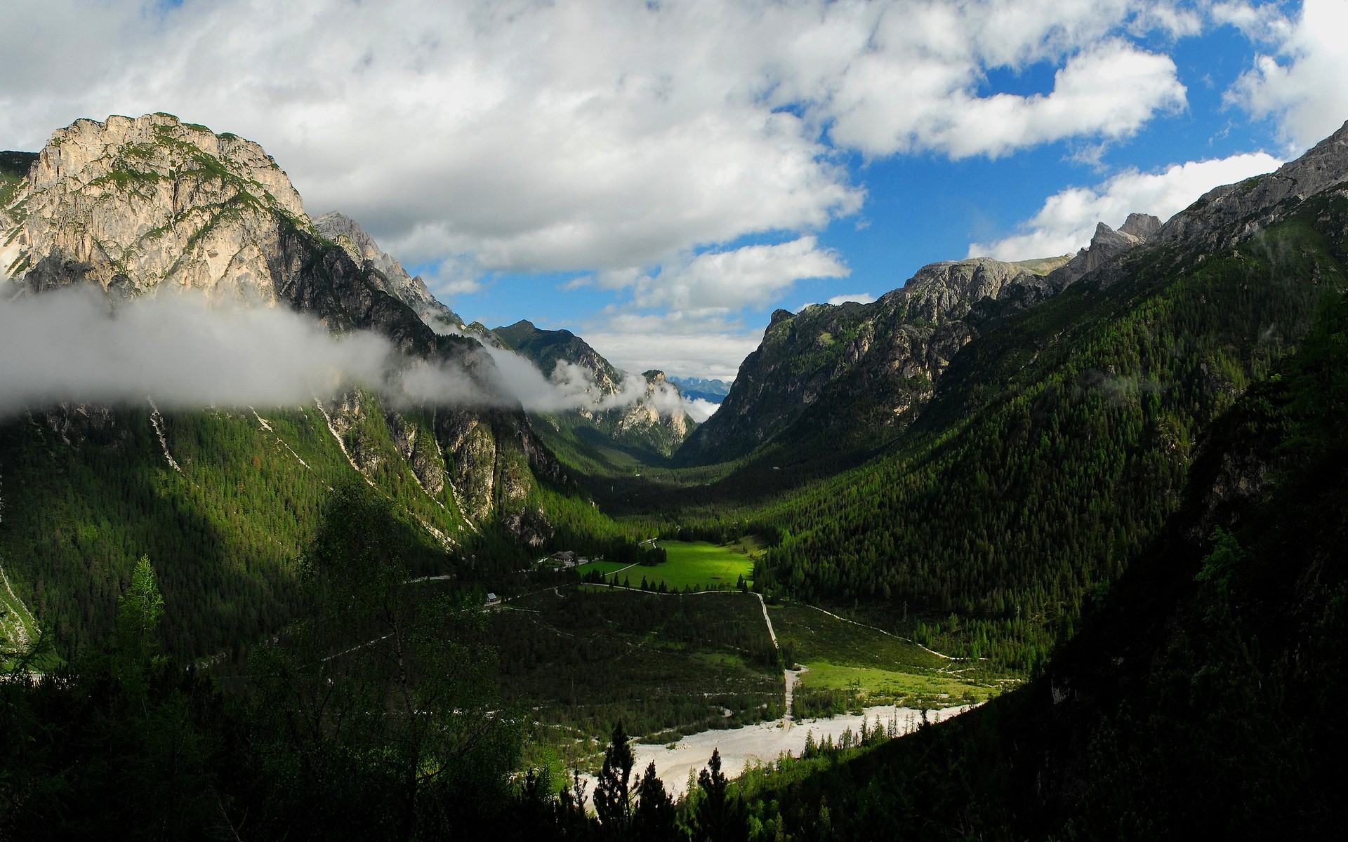 paysage montagne voyage paysage nature vallée ciel à l extérieur eau bois neige scénique rock colline bois fumée nuages vert foncé fond