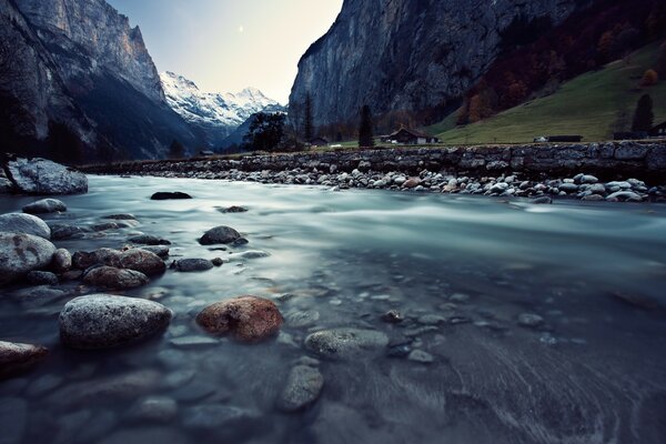 Viaggio lungo le rive di un fiume di montagna