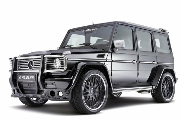 Черный mercedes benz g55 на белом фоне