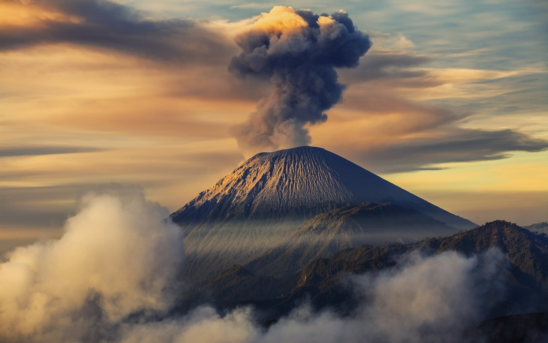 inne miasta niebo wulkan zachód słońca krajobraz burza świt na zewnątrz erupcja góry natura podróże pogoda chmura semeru wulkaniczne jawa wschodnia tło