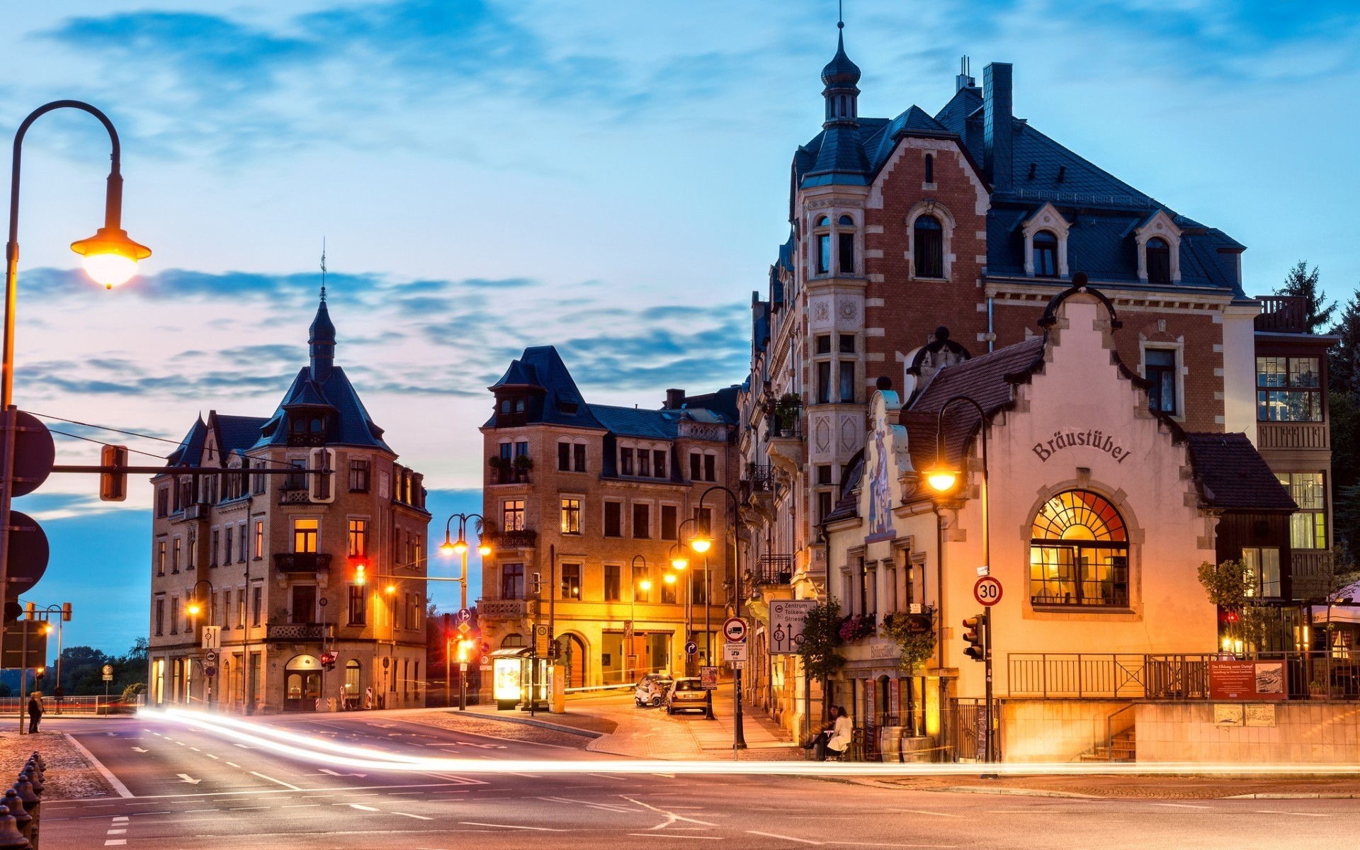 niemcy architektura miasto podróże dom na zewnątrz zmierzch niebo ulica miasto turystyka kościół wieczorem oświetlony stary miejski spektakl miasto wieża punkt orientacyjny wachwitz drezno deutschland