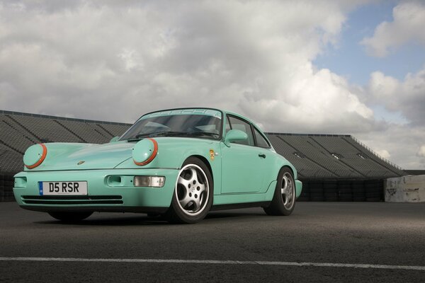Эксклюзивный porsche зеленого цвета