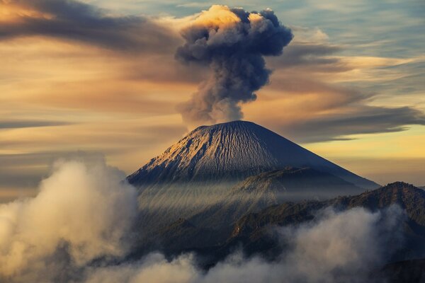 Erupcja wulkanu na tle zachodu Słońca