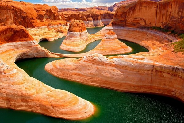 Der Fluss umschließt die orangefarbenen Schluchten