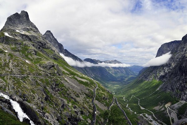 Berge und viele Wege darauf