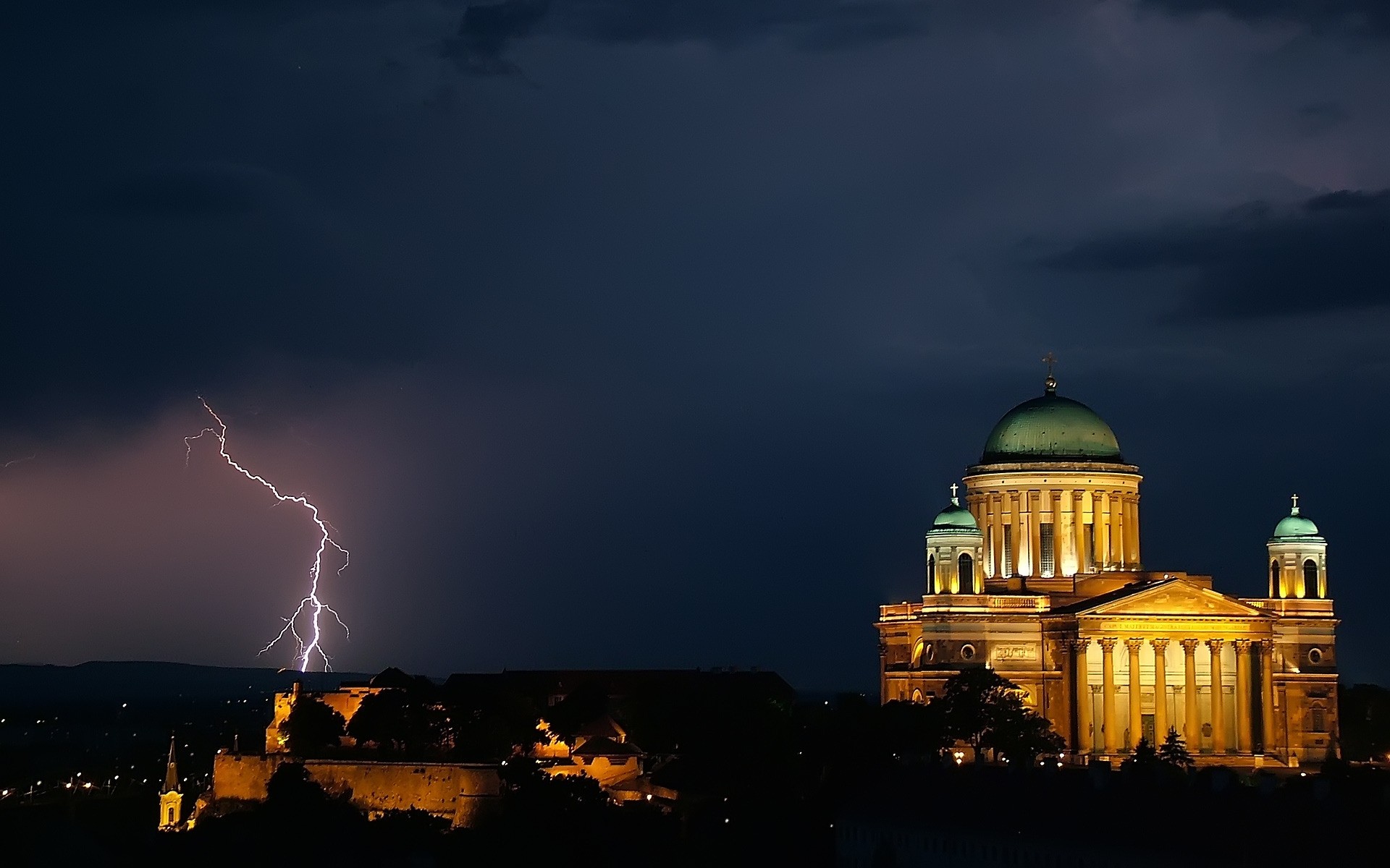 altre città architettura tramonto cielo viaggi sera crepuscolo città alba religione all aperto fulmine cupola tempesta chiesa tempio luce cattedrale tuono