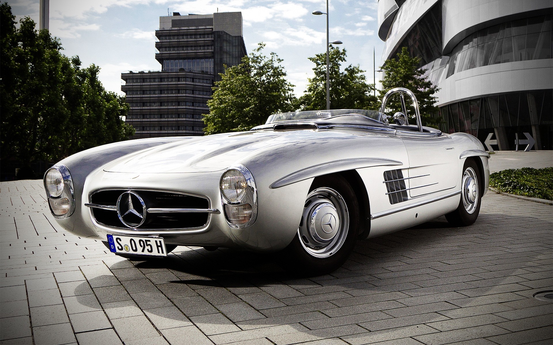 classic / old cars voiture voiture système de transport classique roue automobile disque coupé rapide exposition de luxe capot trottoir mercedes-benz sls mercedes sls