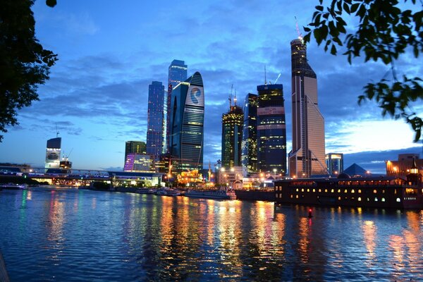 Rivière de Moscou et la ville de Moscou dans la soirée