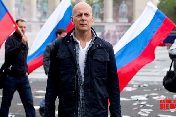 Bruce Willis. Bandera rusa. Por La Patria