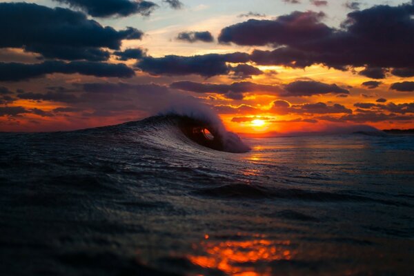 Une vague au coucher du soleil