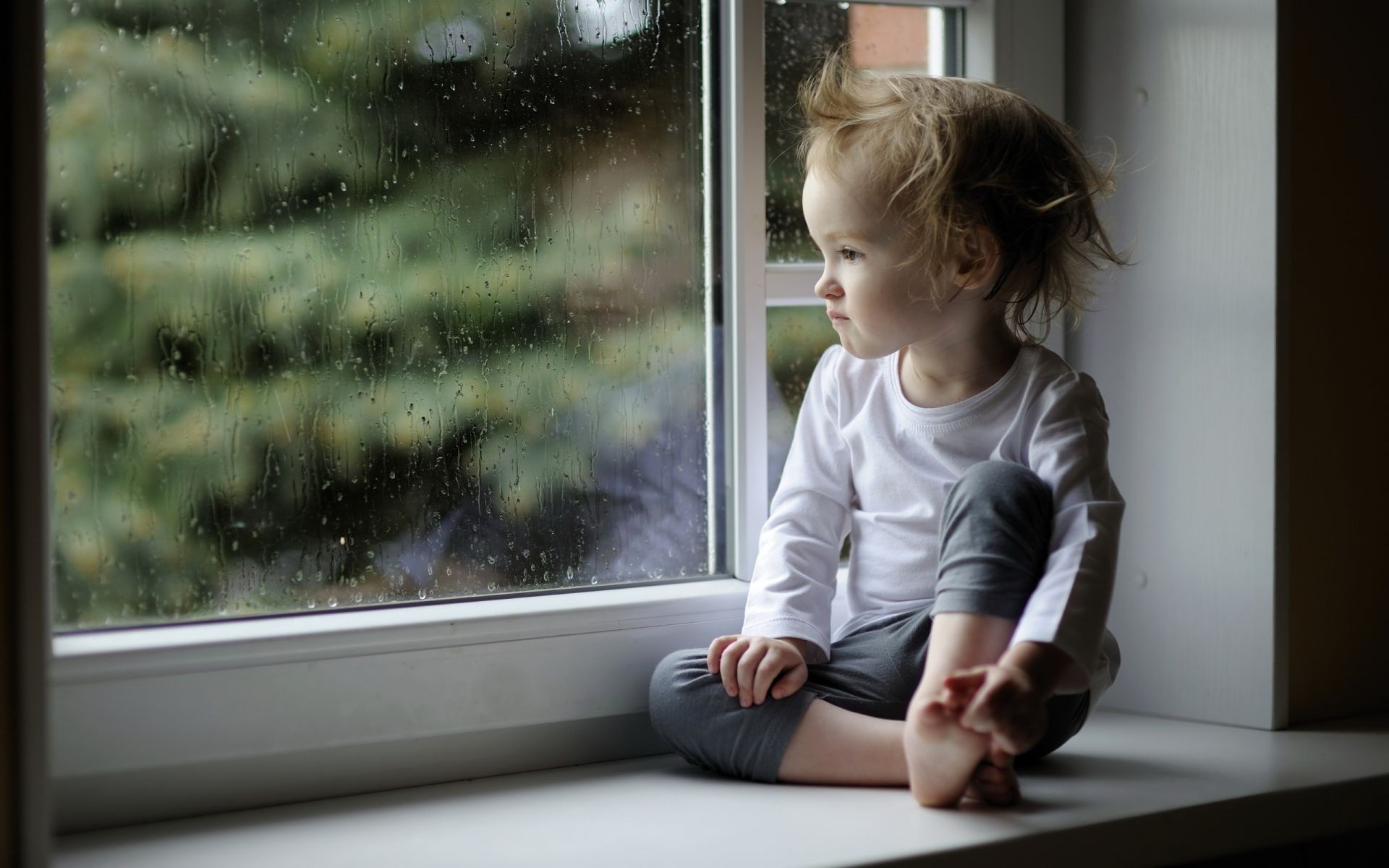 kinder fenster kind drinnen mädchen allein porträt erwachsener gesichtsausdruck seitenansicht frau zimmer