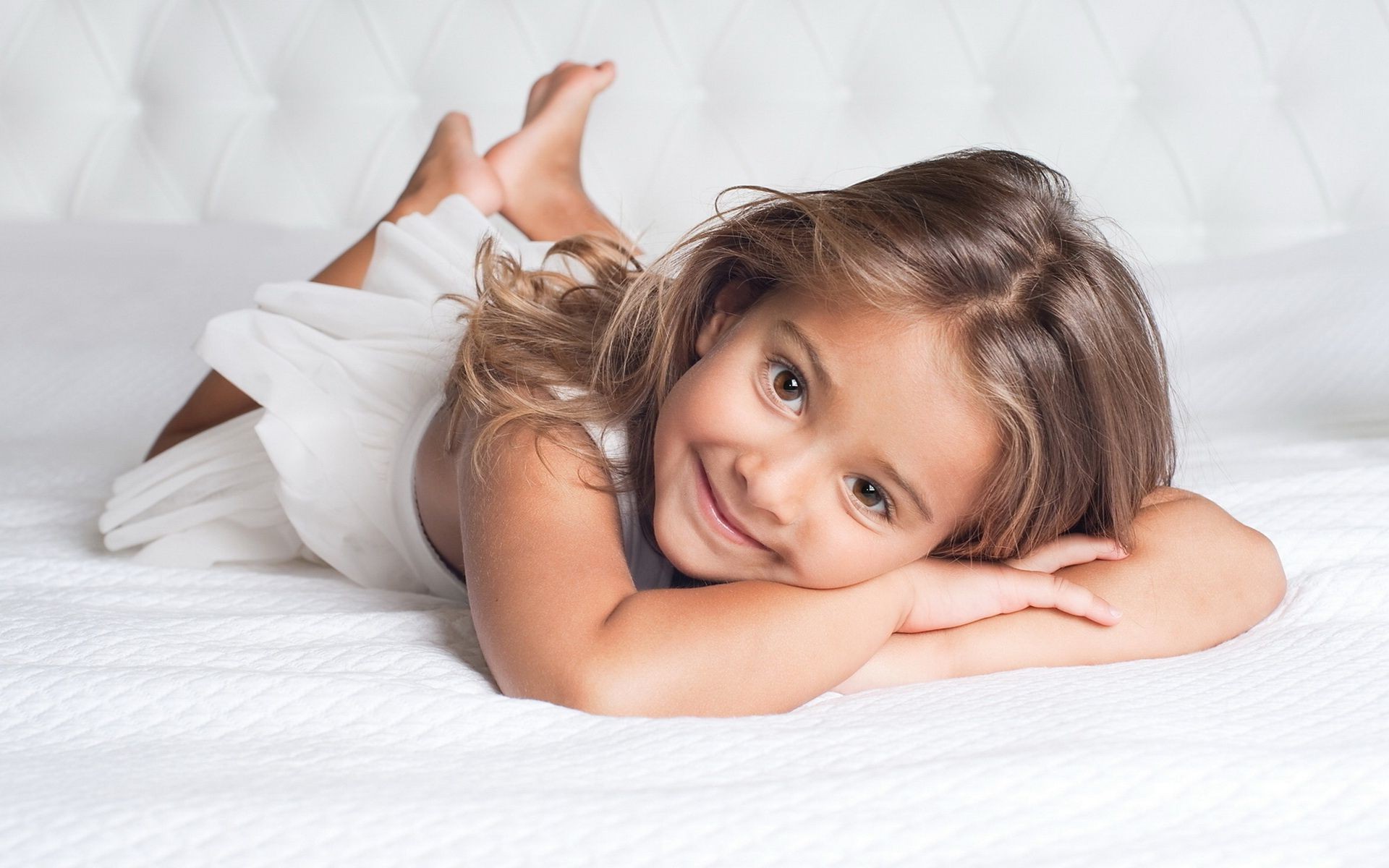 kinder lachen bett schlafzimmer liegend nackt dämmerung drinnen kind entspannung kissen schlafanzug familie frau schlafen gehen zimmer gesichtsausdruck