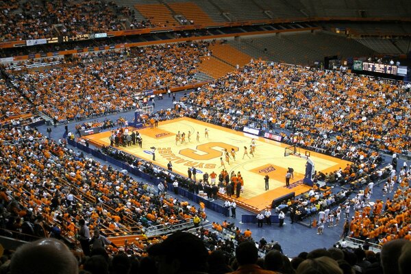 Partido de baloncesto en un estadio lleno