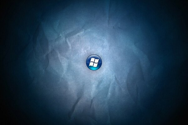 Логотип windows на синей кнопке на фоне мятой бумаги