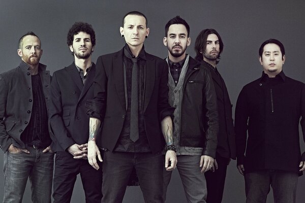 Linkin Park Gruppe auf grauem Hintergrund