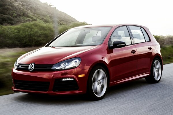 Volkswagen, golf красного цвета на ходу