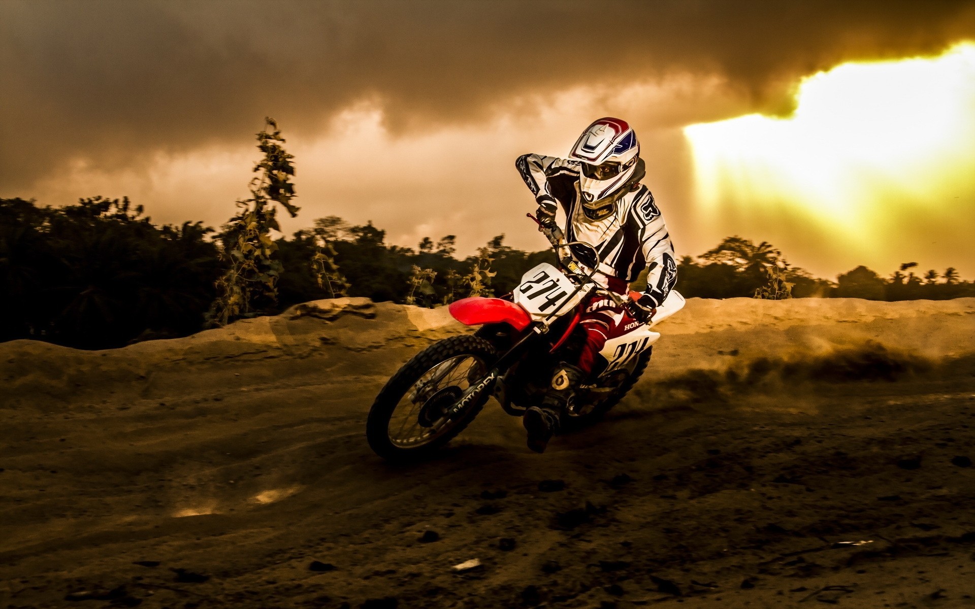 honda bicicleta motociclista corrida ação motocross pressa rodas piloto carro competição passeio motociclista sentado motocicleta piloto movimento pôr do sol sistema de transporte capacete moto honda honda racing