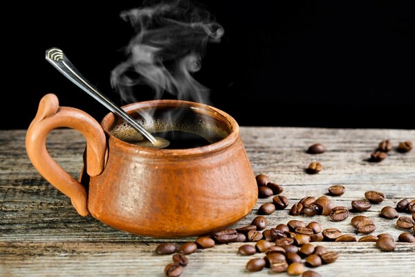 Bebida quente em uma panela de barro