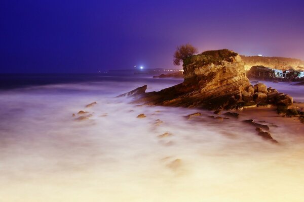 Rocher dans l eau la nuit