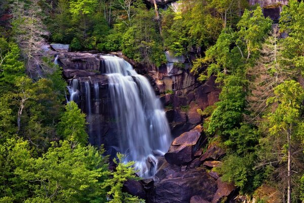 Schöner Wasserfall, der von den Bergen abfließt