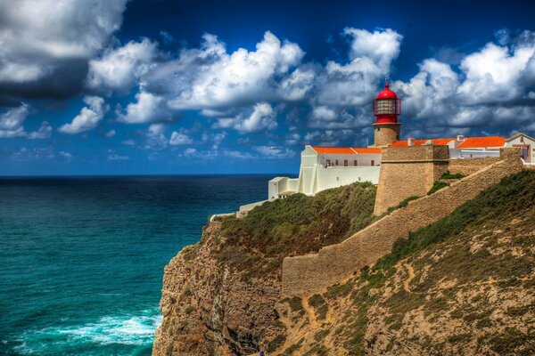 Faro en el corte de la isla rodeada por el mar