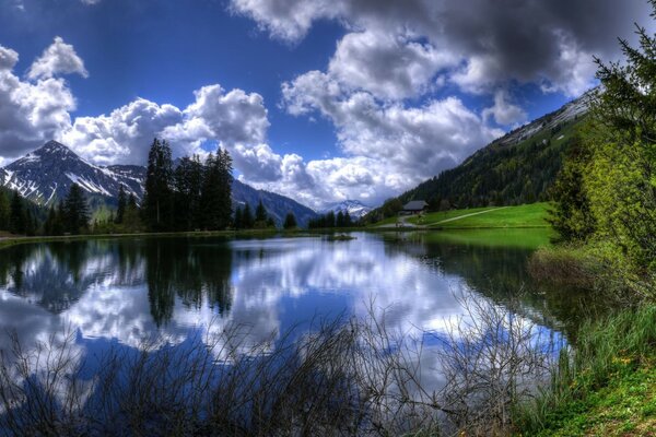 Lac miroir reflétant les nuages blancs