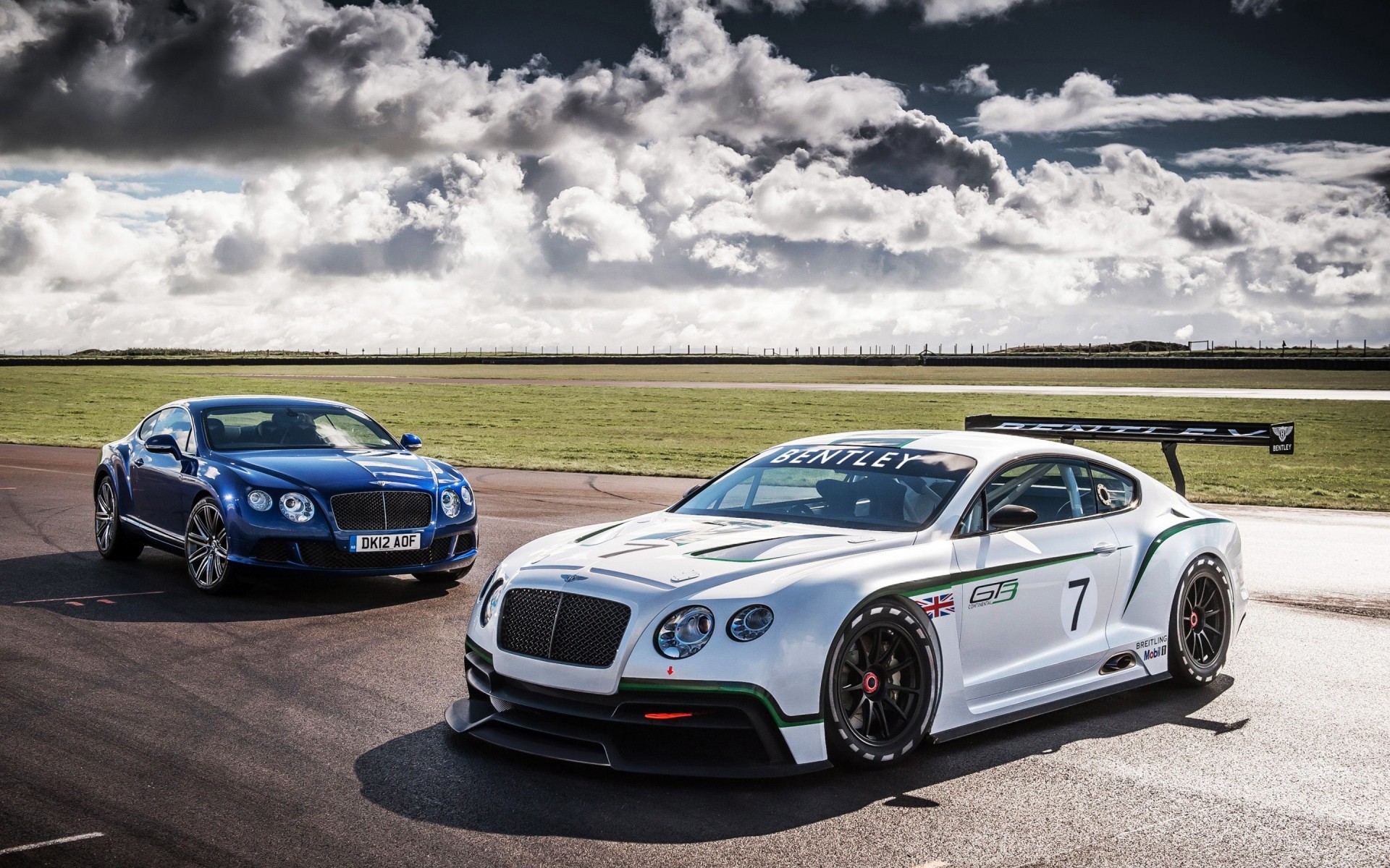 bentley auto nigella asfalto fretta auto marciapiede mezzogiorno veloce corsa sistema di trasporto ruote azione automobile disco coupé strada bentley continental gt3