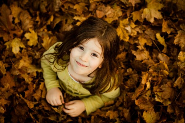 Kinder Mädchen Blätter Herbst