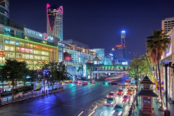 Grande avenida em luzes brilhantes