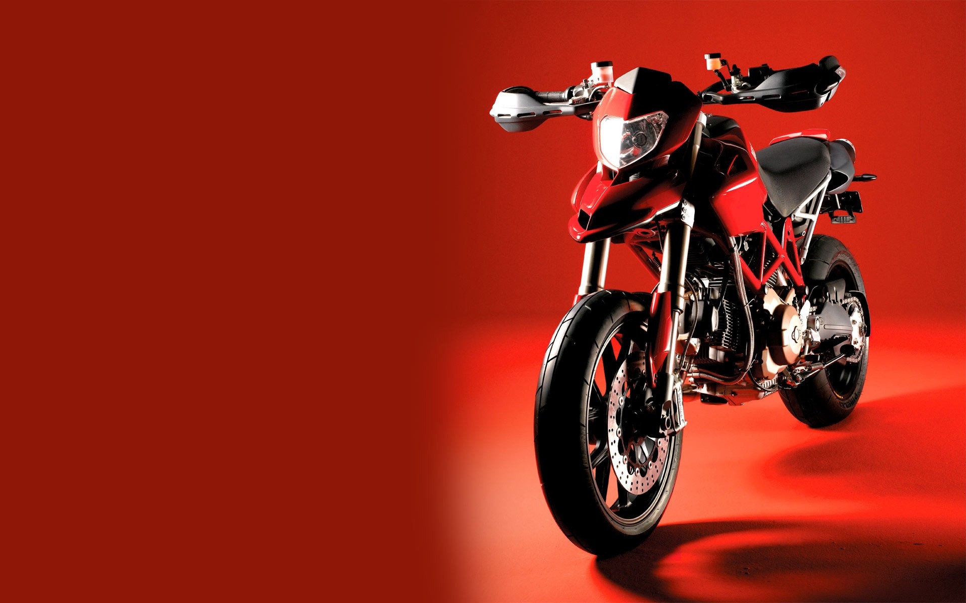 красный мотоцикл Ducati без смс