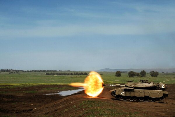 Yeşil tank ağır çekimde ateş ediyor