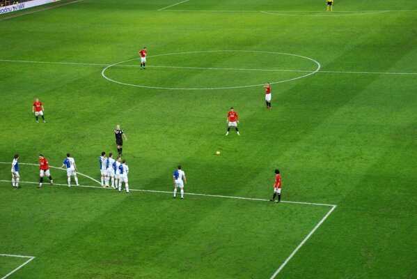 Der Moment vor dem Ausführen eines Freistoßes im Fußball