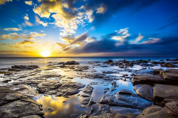 Ciel mer et côte de pierre