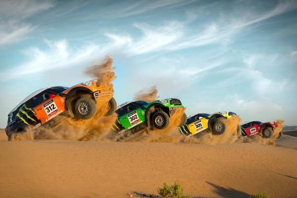 Coches en el concurso de carreras en el desierto