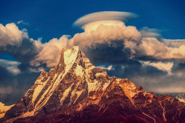 Una nuvola traballante si è impigliata su una montagna