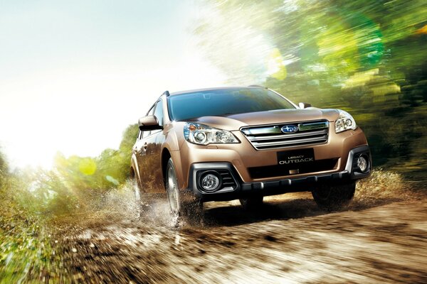 Автомобіль Subaru на дорозі в русі