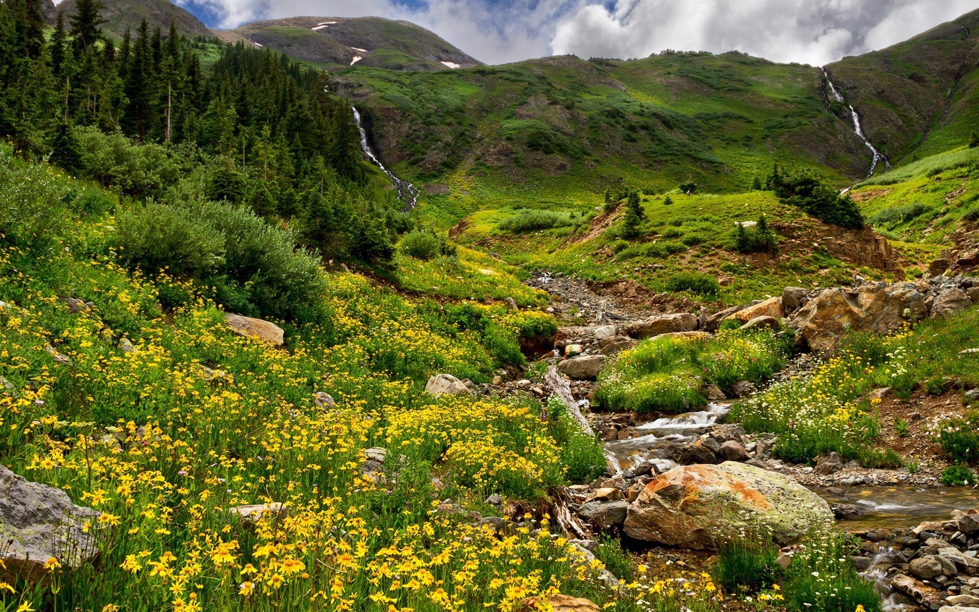 paysage paysage nature montagnes voyage en plein air été herbe scénique ciel colline bois eau vallée rural spectacle campagne pierres rivière de montagne paysage vert montagnes vertes