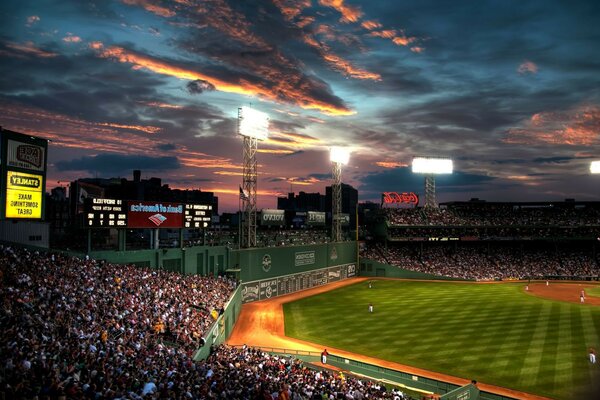 Fenway boston park bulutlar insanlar beysball beyzbol