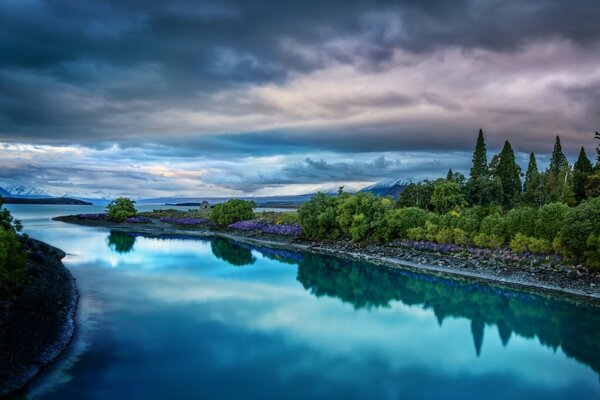 Espectacular paisaje del río vespertino