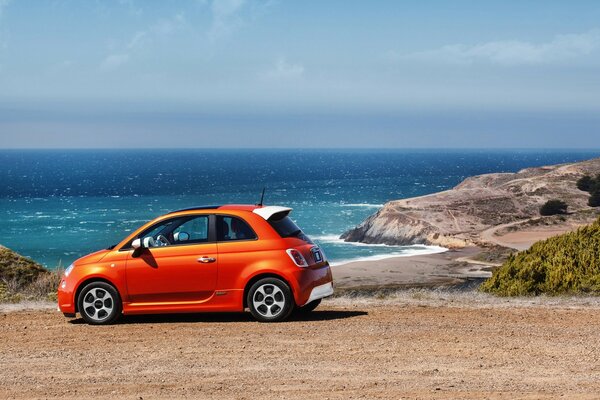 Coche compacto para vacaciones en el mar