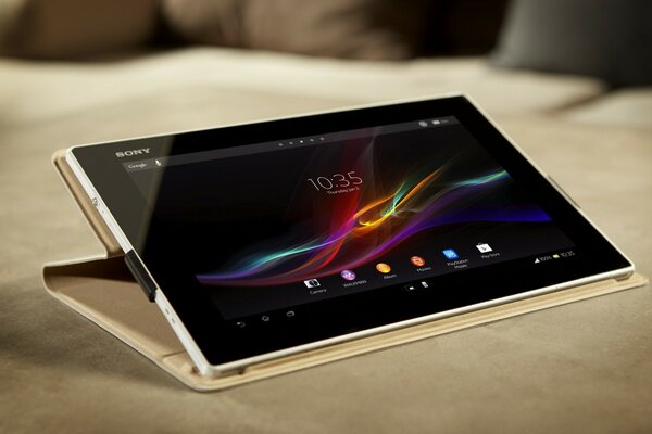 Der Bildschirm des neuen Sony-Tablets mit einem Taschenbuch