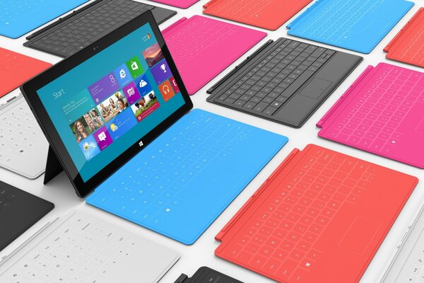 Ordinateurs portables multicolores pour travailler sur Internet