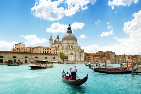 Gandola dei gandolieri veneziani sull acqua