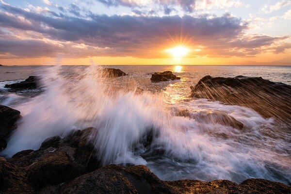 Nebliger Sonnenuntergang am Meer