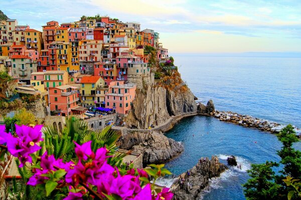 Die Bucht einer kleinen Stadt in Italien im Sommer