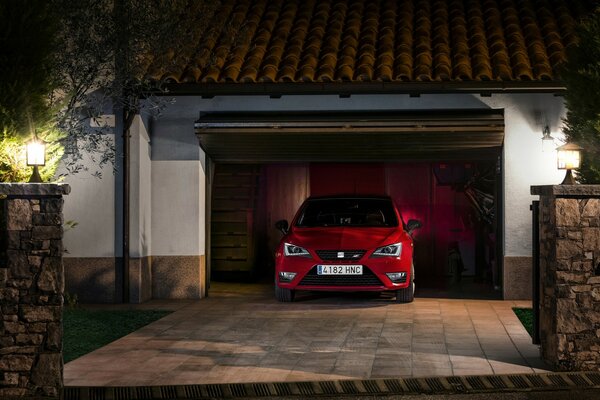 Rotes Auto vor dem Haus