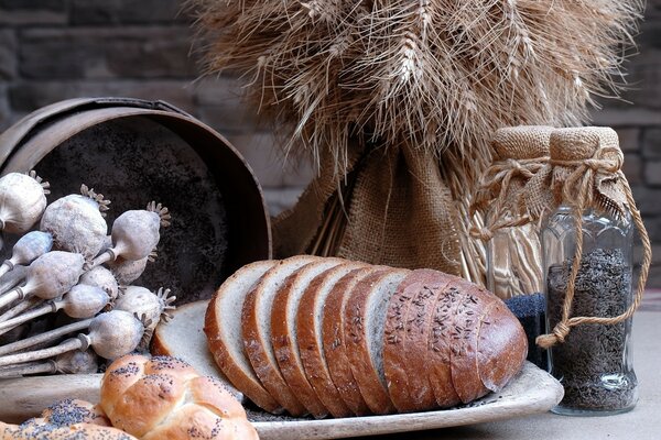Вкусные булочки и нарезанный хлебушек
