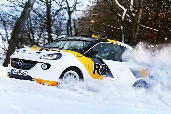 Opel-Auto auf verschneiter Straße