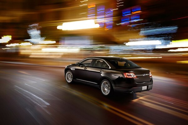 Voiture noire se précipite dans les lumières