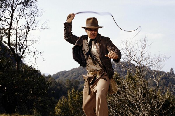 Un homme Bat avec un fouet dans un costume de cow-Boy